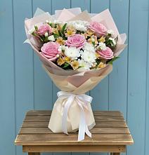 Букет цветов из:  Гвоздики, Орхидеи и Розы в Рыбинске