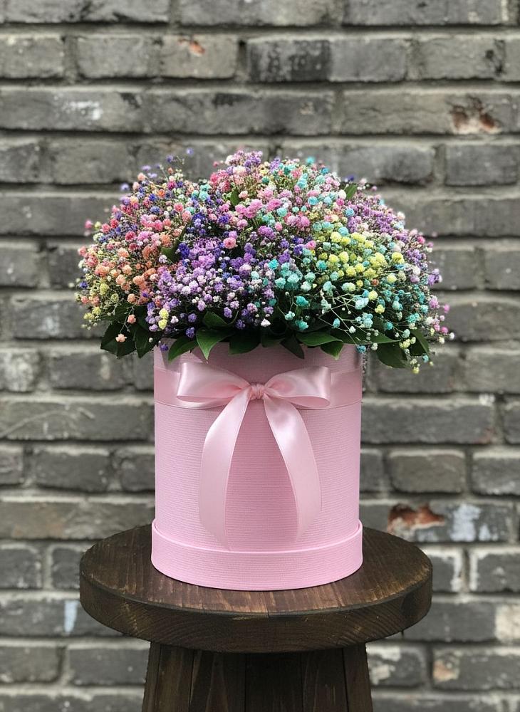 Цветочная композиция из Гипсофила и Розы в шляпной коробке в Рыбинске