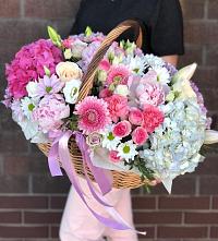 Композиция солнечный день в Рыбинске Цветочная композиция из Розы, Хризантемы, Пионы и Лизиантусы в корзине в Рыбинске
