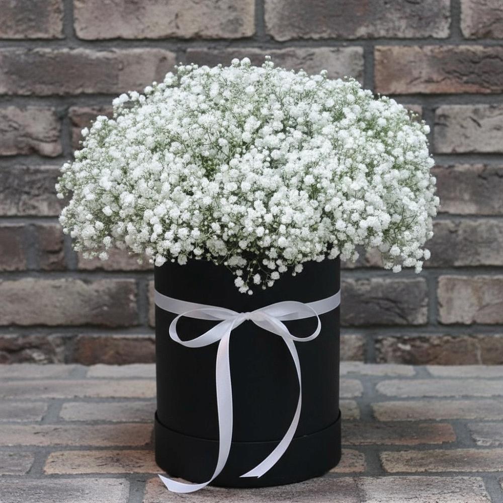 Цветочная композиция из Гипсофила в шляпной коробке в Рыбинске