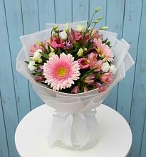 Букет цветов из:  Герберы, Альстромерии и Лизиантусы в Рыбинске