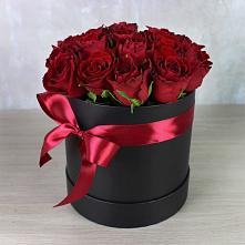 Цветочная композиция из Розы в шляпной коробке в Рыбинске